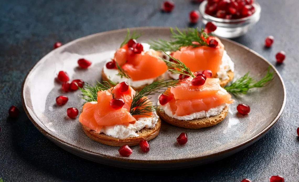 Røkt laks med kremet ost, granateple og dill